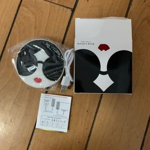 Alice + olivia  phone  I phone charger